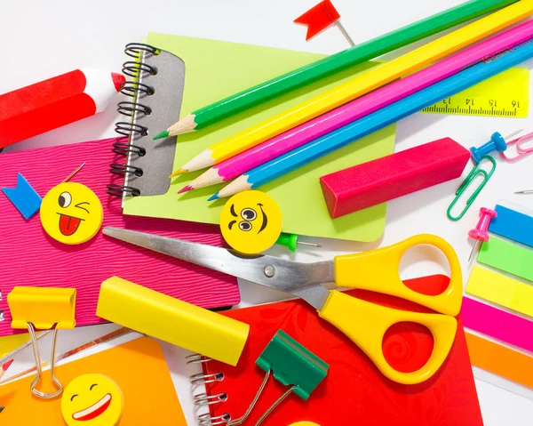 Bolígrafos, lápices, gomas de borrar, con emoticonos y un conjunto de cuadernos . —  Fotos de Stock