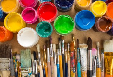 Renkli boya, fırçalar ahşap arka plan üzerinde.