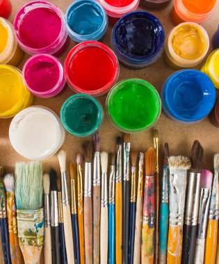 Renkli boya, fırçalar ahşap arka plan üzerinde.