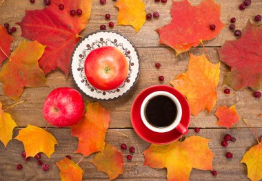 Sonbahar natürmort. Örgü, sonbahar yaprakları kahve Kupası, not defteri, elma