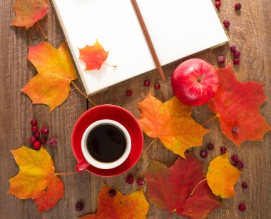 Sonbahar natürmort. Örgü, sonbahar yaprakları kahve Kupası, not defteri, elma