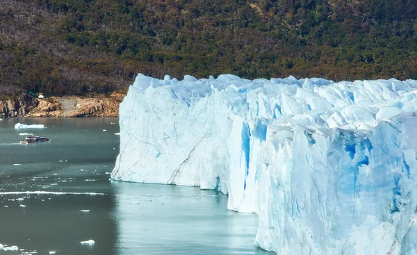 Touristenschiff fährt in der Nähe des Gletschers perito moreno — Stockfoto