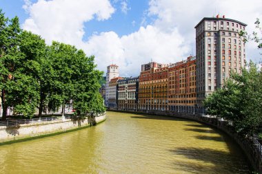İspanya 'nın Bilbao kentindeki Nervion nehri manzarası ve yerleşim binaları