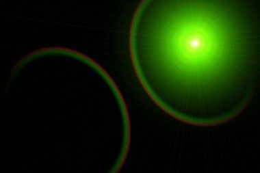 Karanlıkta parlayan parlak nesneler. Yeşil bulanık noktalar