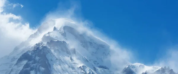 Malerische Panoramische Berglandschaft Mit Schneebedeckter Bergkette Vor Dem Hintergrund Blauen — Stockfoto