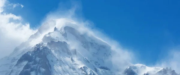 Paisagem Panorâmica Montanhosa Panorâmica Com Cordilheira Coberta Neve Fundo Céu — Fotografia de Stock