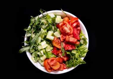 Siyah arka planda taze sebze salatası. Sağlıklı bir yaşam tarzının dışında. Vejetaryen yemeği. Üst görünüm