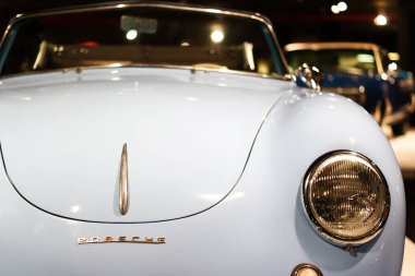 Porsche 356 model lüks araba. Bakü, Azerbaycan 'da sergilenen arabaların önünde. 12 Nisan 2017.