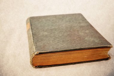 Beyaz arka planda izole edilmiş eski bir kitap. Eski hasarlı kitabı kapat..
