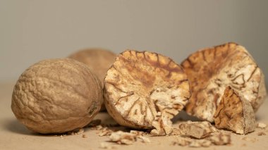 Bir bütün ve dilimlenmiş hindistan cevizi yakın çekim