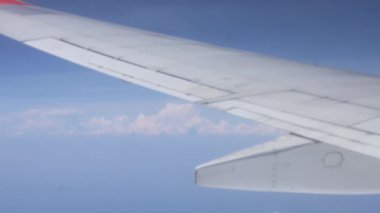 Endonezya Balikpapan-Endonezya 22 Ekim 2025 Lion Air logosunun bulunduğu kanat ve kanat açık mavi gökyüzü ve dağınık beyaz bulutlar geniş bir okyanus üzerinde, hava yolculuğu ve tatil önerir.