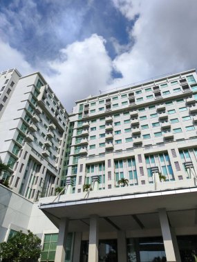 Makassar-Endonezya 18 Ekim 2025 Beyaz gökyüzü altında alçak bir açıdan bakan sayısız pencere ve balkonlu apartman veya yüksek binalar.