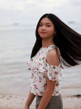 Balikpapan-Endonezya 24 Eylül 2025 Rüzgâr, bulutlu bir kumsalda duruyor.