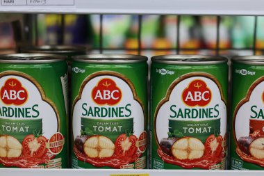 24 Ekim 2025 'te Balikpapan-Endonezya, Çin karakterleri ve bir süpermarket rafında fiyat etiketi olan domates soslu kırmızı ve beyaz A1 marka konserve sardalyaların yakın plan çekimi..