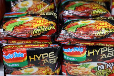 Endonezya-Balikpapan-Endonezya 24 Ekim 2025 Indomie Mi Goreng hazır erişte paketleri yığını Ayam Geprek gibi popüler Endonezya lezzetleri (Baharatlı Kızarmış Tavuk)).