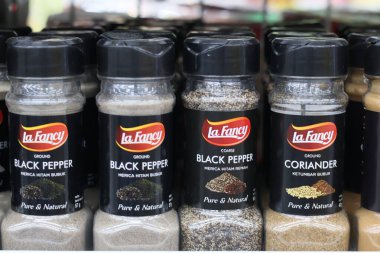 24 Ekim 2025 'te Balikpapan-Endonezya' da bir süpermarketin rafında siyah kapaklarla sergilenen 