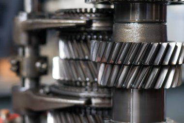 Parçalanmış bir araçtan gelen sarmal dişli ve şaftların detaylı yığını bileşenlerin mekanik karmaşıklığını ve hassas mühendisliğini gözler önüne seriyor..