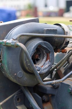 Görünür kompresör tekerleği olan hasarlı ve paslı turbo türbin konutu, makine motorunda aşınma ve yırtık izleri gösteriyor..