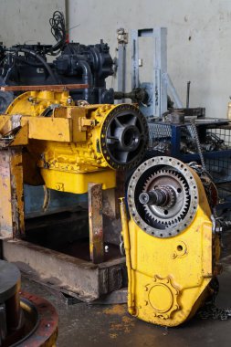 Ağır görev Allison iletim birliği ve son sürüş ünitesi profesyonel bir endüstriyel atölyede bakım için söküldü.