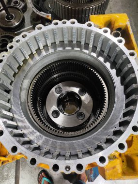 Karmaşık parçalanmış mekanik montajın yakın görüntüsü, eşmerkezli halka dişlilerini, iç eğrileri ve ağır bir makine bileşeninin içinde bir dişli taşıyıcısını gösterir.