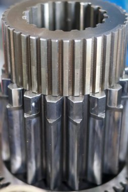Yığınlanmış çelik bileşen montajının yakın plan çekiminde büyük, keskin dış dişler ve daha küçük iç eğriler, güç iletimini ve mekanik sistem hassasiyetini işaret ediyor.
