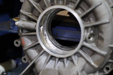 Hasarın yakın çekimi, alüminyum alüminyum kaplama şanzıman delici, yağ tortusu ve aşınmasıyla iç taşıyıcı bir yarış yüzeyi gösteriyor, mekanik bakım ve endüstriyel onarım vurgulanıyor.