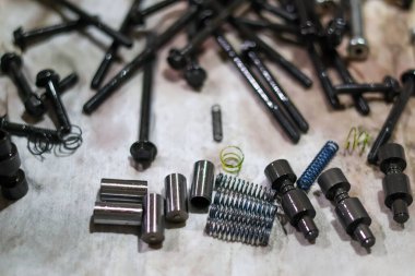 Motor donanım kiti: Mekanik ve otomatik temalar için beyaz zemin üzerinde izole edilmiş siyah silindir baş cıvataları, valf yayları, kaldırıcılar ve vana tren bileşenleri.