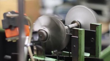 Profesyonel bir mekanik atölyesinde hassas kalibrasyon işlemi sırasında dinamik dengeleme makinesinde turboşarj türbin çarkı hızla dönüyor..