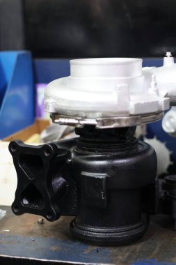 Siyah türbin kaplamalı ve gümüş kompresörlü tam endüstriyel turbo şarj ünitesi, mekanik güç artırımı ve onarım servisi için ağır otomatik motor bileşeni.