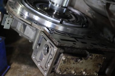 Metal valf gövdesi ve iç dişlileri, otomotiv tamiri ve bakım için endüstriyel mekanik mühendislik parçaları olan kompleks otomatik vites kutusu montajını kapat.