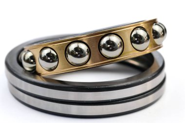 Altın pirinç kafesli endüstriyel çelik bilye ve ayrı metal halkalar. Büyük kopya alanı olan beyaz bir arka planda izole edilmiş.