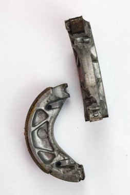 Beyaz arka planda izole edilmiş bir çift eski motosiklet trampet fren ayakkabısı.