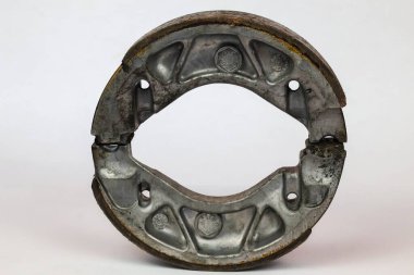 Beyaz arka planda izole edilmiş bir çift eski motosiklet trampet fren ayakkabısı.