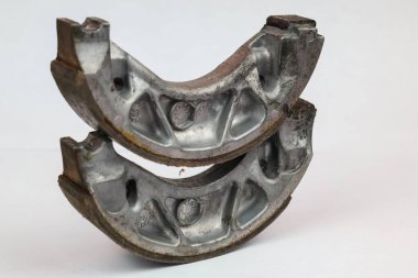 Beyaz arka planda izole edilmiş bir çift eski motosiklet trampet fren ayakkabısı.