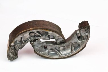 Beyaz arka planda izole edilmiş bir çift eski motosiklet trampet fren ayakkabısı.