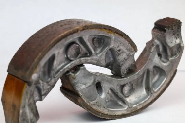 Beyaz arka planda izole edilmiş bir çift eski motosiklet trampet fren ayakkabısı.