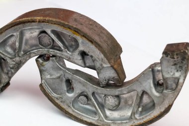 Beyaz arka planda izole edilmiş bir çift eski motosiklet trampet fren ayakkabısı.