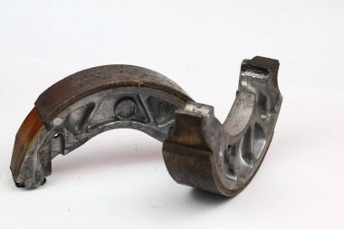 Beyaz arka planda izole edilmiş bir çift eski motosiklet trampet fren ayakkabısı.