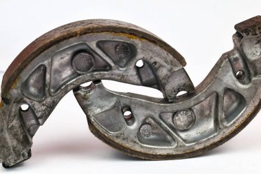 Beyaz arka planda izole edilmiş bir çift eski motosiklet trampet fren ayakkabısı.