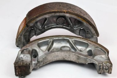 Beyaz arka planda izole edilmiş bir çift eski motosiklet trampet fren ayakkabısı.