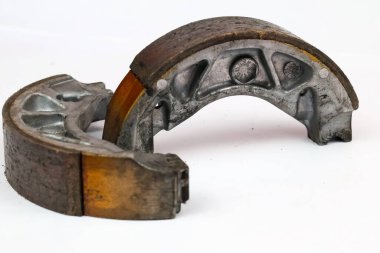 Beyaz arka planda izole edilmiş bir çift eski motosiklet trampet fren ayakkabısı.