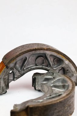 Beyaz arka planda izole edilmiş bir çift eski motosiklet trampet fren ayakkabısı.