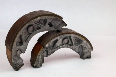 Beyaz arka planda izole edilmiş bir çift eski motosiklet trampet fren ayakkabısı.