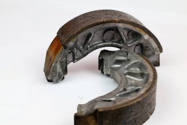 Beyaz arka planda izole edilmiş bir çift eski motosiklet trampet fren ayakkabısı.