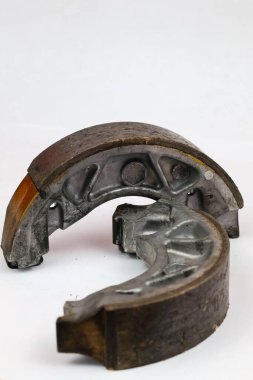 Beyaz arka planda izole edilmiş bir çift eski motosiklet trampet fren ayakkabısı.