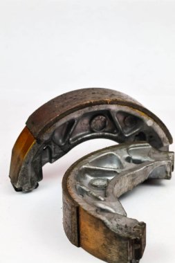 Beyaz arka planda izole edilmiş bir çift eski motosiklet trampet fren ayakkabısı.