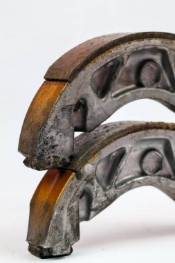 Beyaz arka planda izole edilmiş bir çift eski motosiklet trampet fren ayakkabısı.