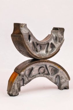 Beyaz arka planda izole edilmiş bir çift eski motosiklet trampet fren ayakkabısı.