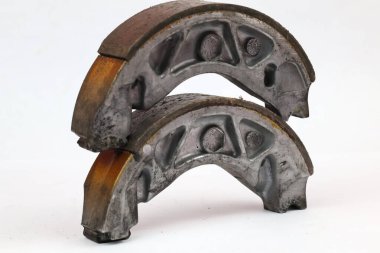 Beyaz arka planda izole edilmiş bir çift eski motosiklet trampet fren ayakkabısı.