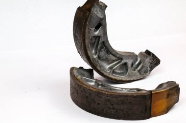 Beyaz arka planda izole edilmiş bir çift eski motosiklet trampet fren ayakkabısı.